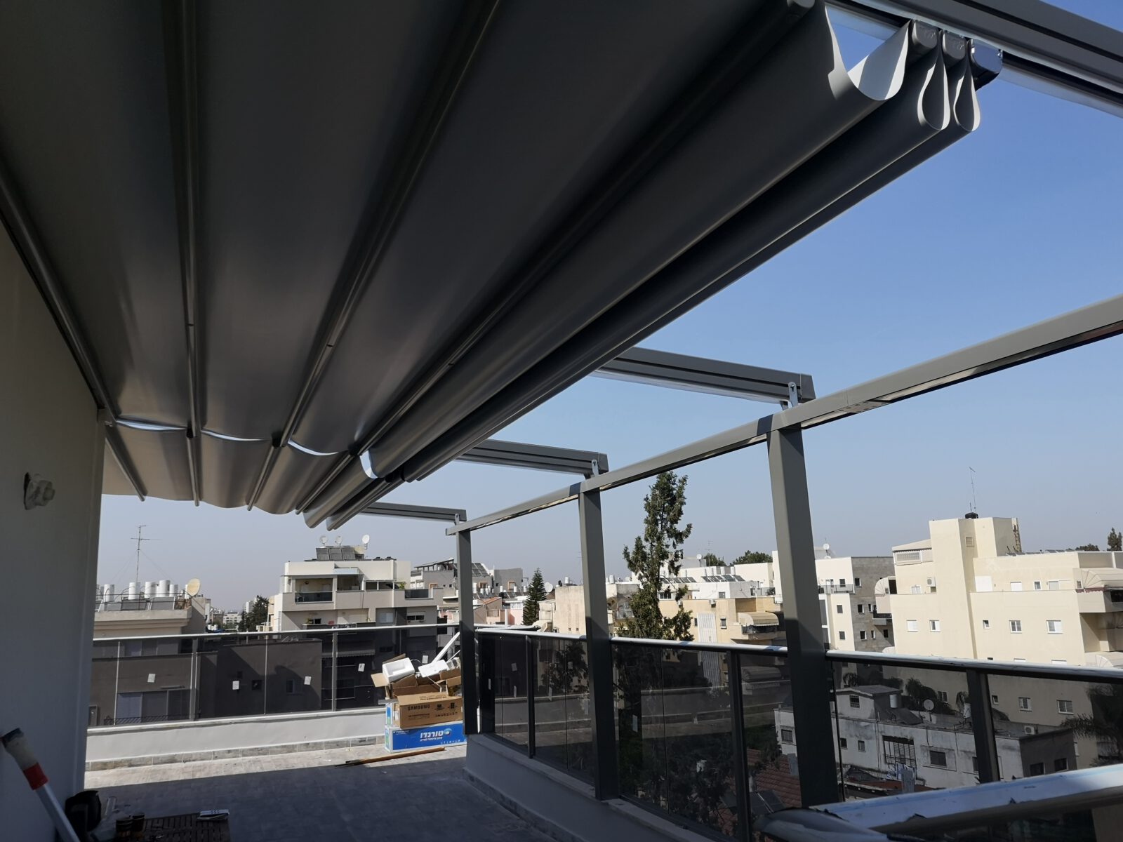 פרגולה חשמלית מתקפלת דגם סקיי לייט