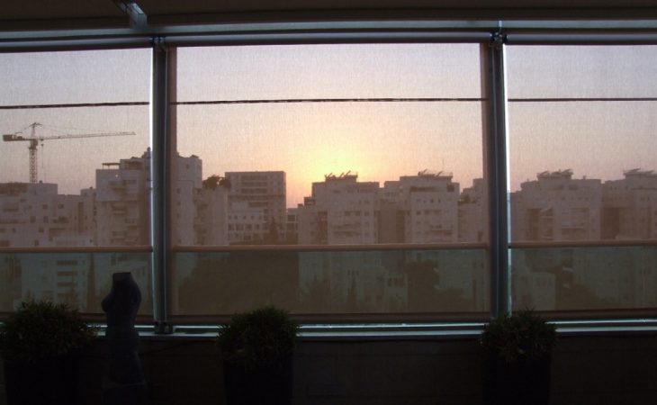 סוכך מסך- הצללה לחזית או לדופן המבנה